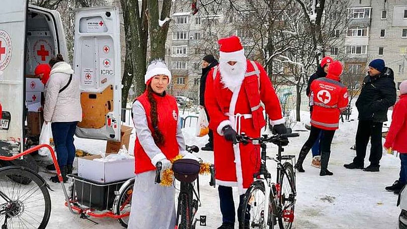 Volontärer i tomtedräkt med barn