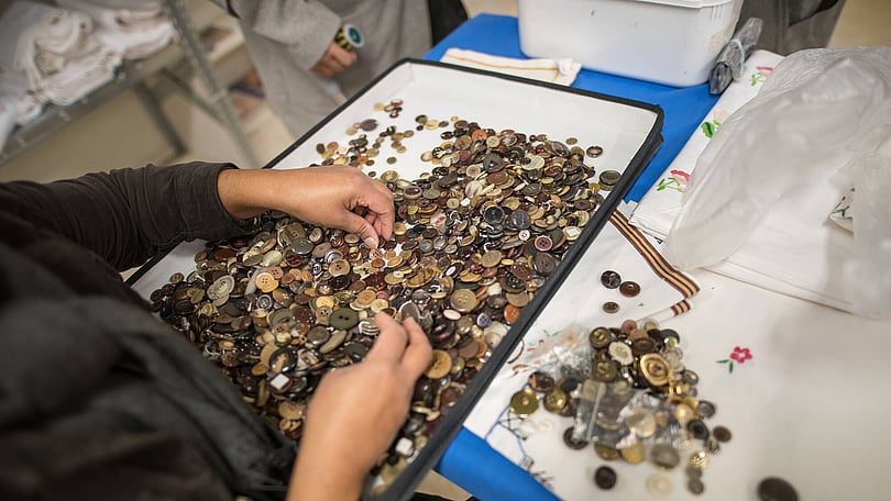 volontär-letar-knappar-i-en-låda