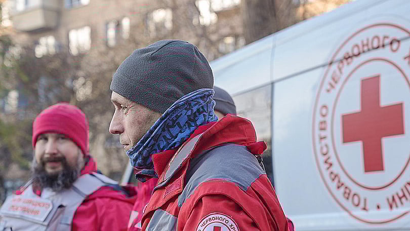 Hjälparbetare står vid ambulans
