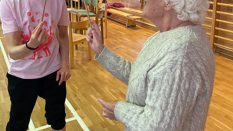 Artisten Anna Aro tillsammans med en deltagare i Sollefteå