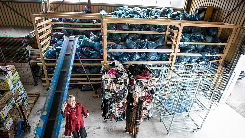 Anna-lena-vinkar-ifrån-sorteringsanläggningen