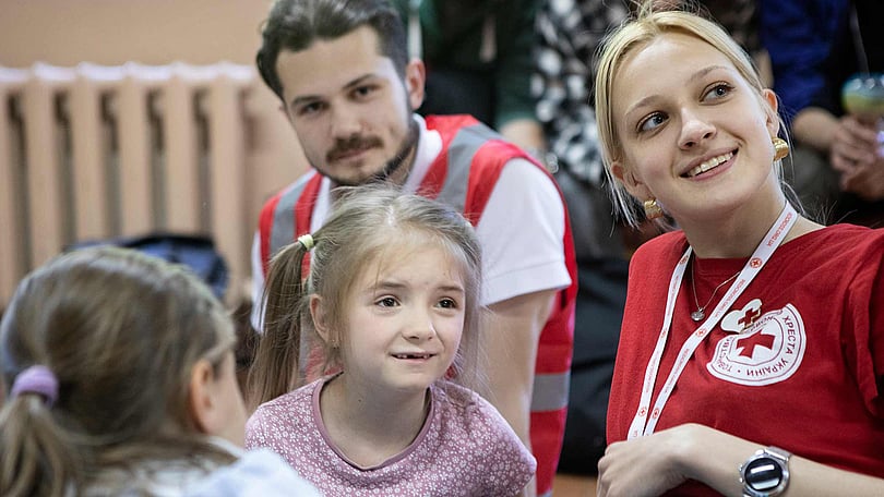 Våra volontärer ordnar aktiviteter för barnen, så att de får skratta och leka trots det jobbiga läget.