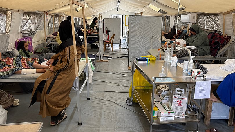 Patienter på fältsjukhuset.
