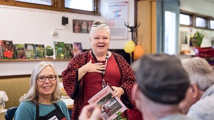 Anna-Lena-fikar-tillsammans-med-volontärer-i-butiken