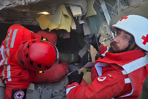 Vårt räddningsteam i Ghazieh hitta och rädda en kvinna som låg fastklämd under rasmassorna efter en explosion.
