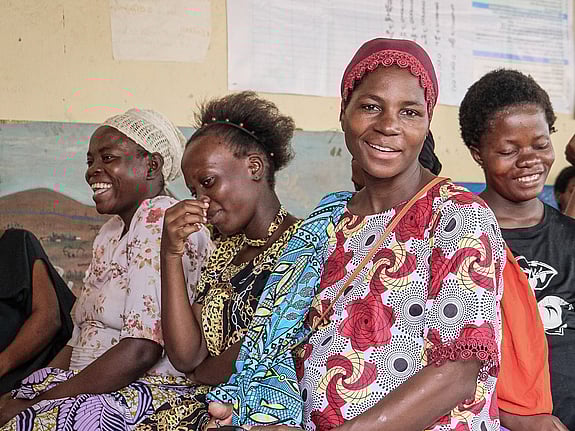 Barn blåser såpbubblor