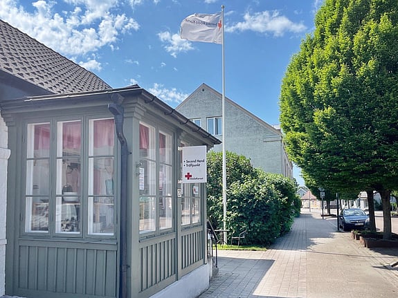 En rödakors-flagga Höganäs kommun