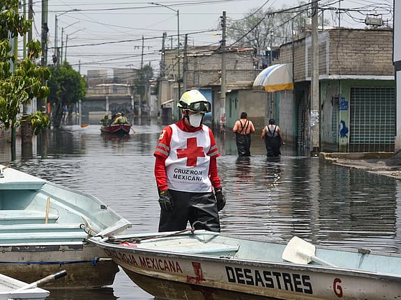Flicka buren av Röda Korsare
