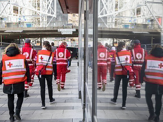 En rödakors-flagga Nacka kommun