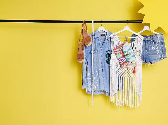 sommar-kläder-som-hänger-uppe-på-klädhängare