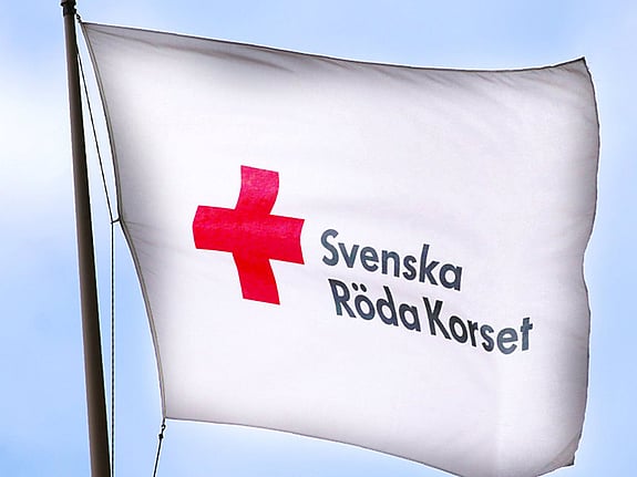 En rödakors-flagga Kumla kommun