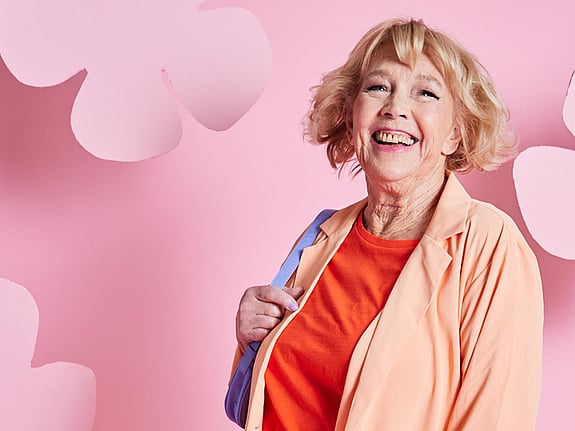 En äldre person läser på sin platta.