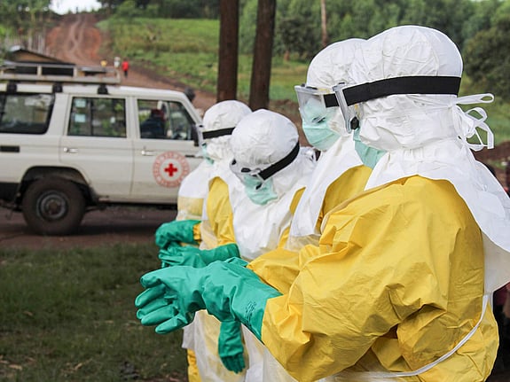 En grupp människor i skyddsdräkter