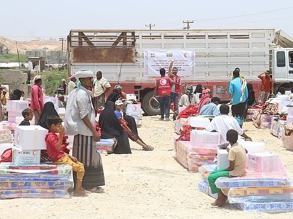 Barn vid matutdelning i Jemen.