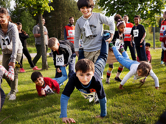 Barn som leker utomhus.