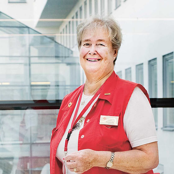 Sjukhusvärden Margaretha klädd röd väst