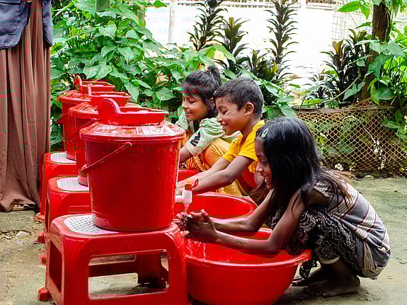 Barn tvättar händerna i Bangladesh.