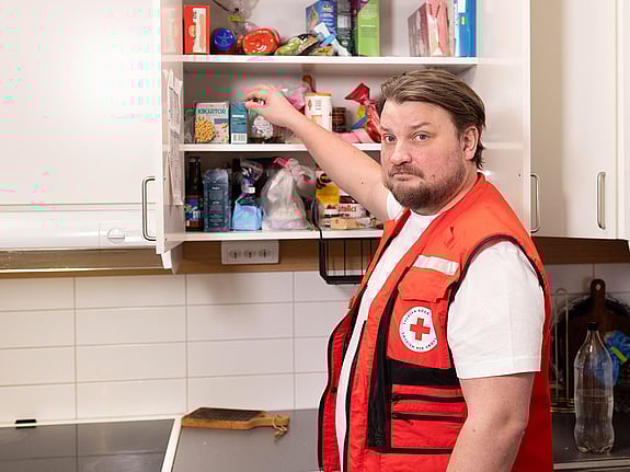 Skafferi med mat, Daniel Norman på Röda Korset.