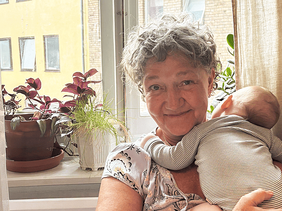 Månadsgivare Karin med sitt barnbarn