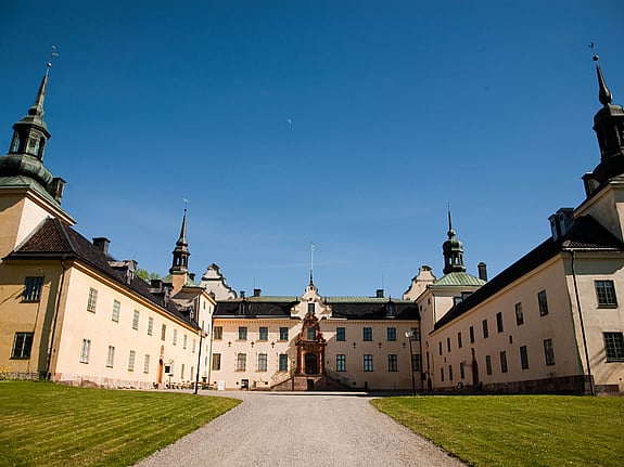 En rödakors-flagga Tyresö kommun