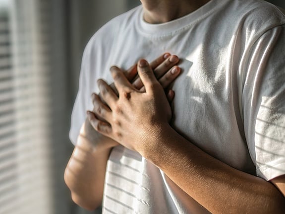 Person med långt hår och känsla av ångest