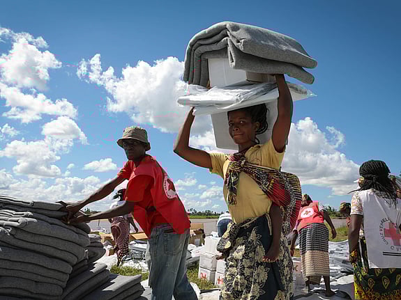 Kvinna får hjälppaket i Buzi, Mozambique.