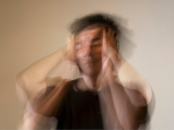 En person tar på sig munskydd.