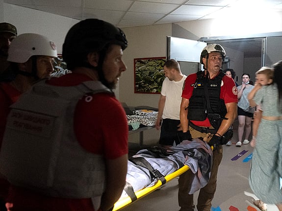 Hjälppaket delas ut av Röda Korset i Ukraina.