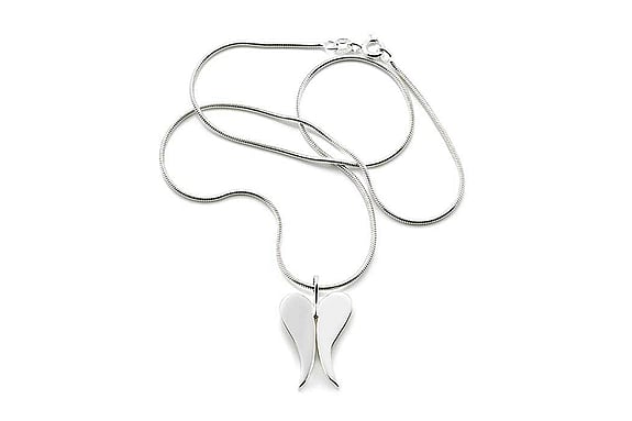 Ett halsband med änglavingar.