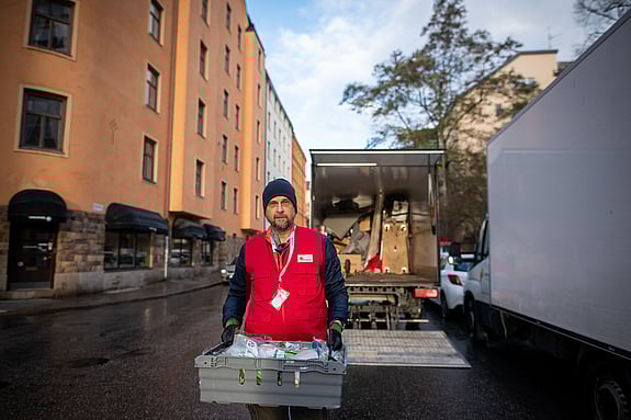 Man lastar ut varor ur en lastbil.