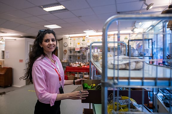 Jessica De Paz Andersson,  jobbar i Röda Korsets butik på Östgötagatan