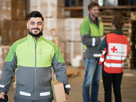 Bringanställda och Röda Korset-volontär.