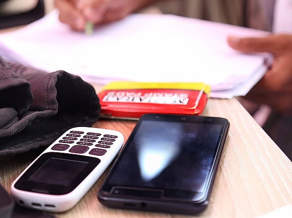 Mobiler och papper på skrivbord