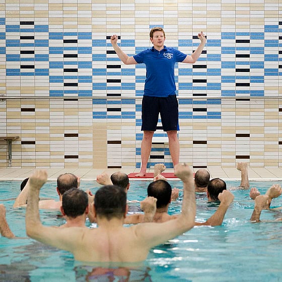 Män i pool får sjukgymnastik som behandling