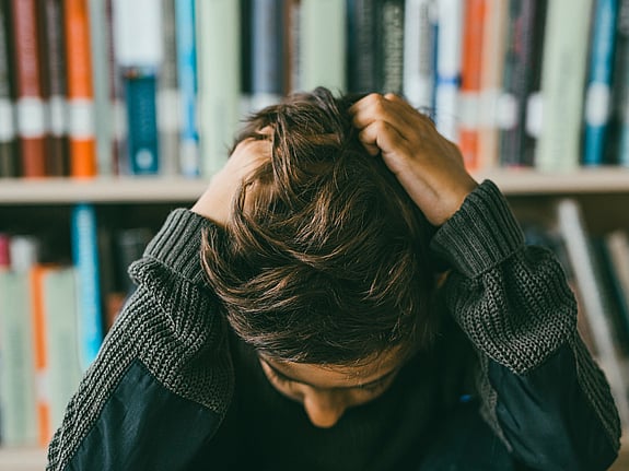 Silhuett av en person i naturen