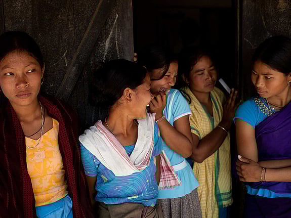 Fem kvinnor står i en dörröppning.