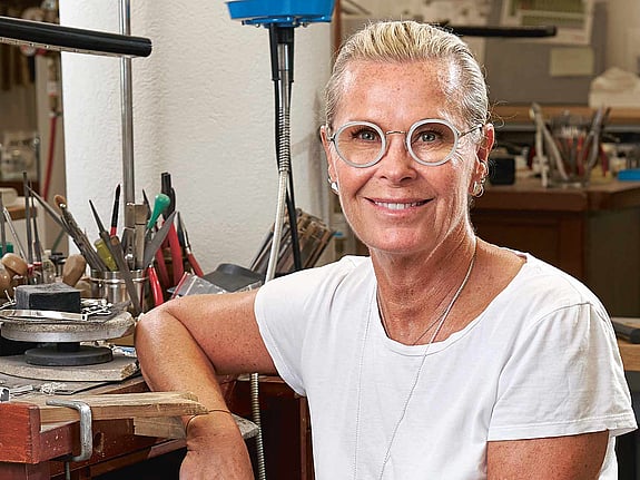 Efva Attling i sin smyckesverkstad