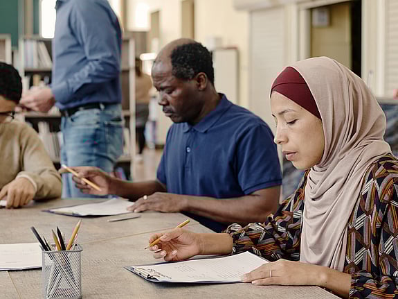 Män och kvinnor som lär sig svenska