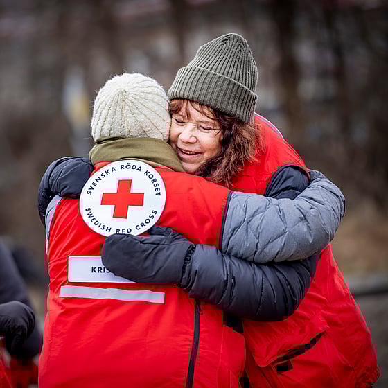 Två krisstödjare som kramas