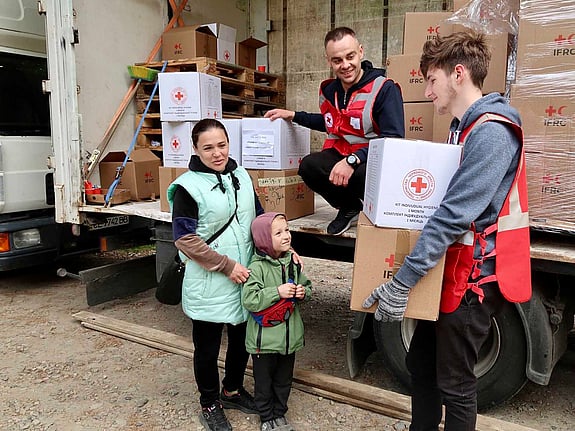 Röda Korset volontärer delar ut nödhjälp.