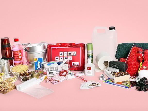 Krislåda med mat, vatten och mediciner