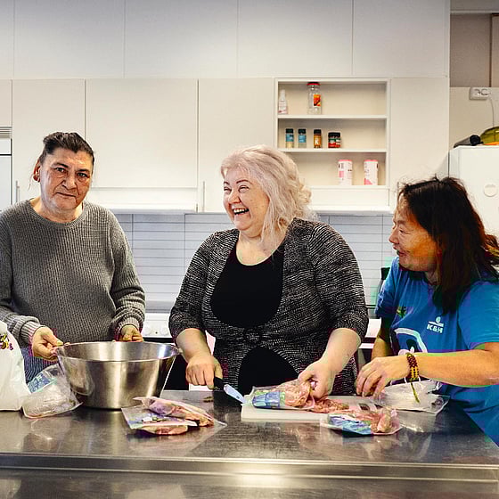Ensam är inte stark. Att tillhöra ett sammanhang är ofta avgörande för hur du mår. Att få mötas och ta en promenad tillsammans, gå på simskola eller cykelskola kan bryta negativa sociala mönster och ge ny kraft.