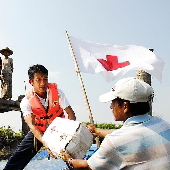 Man lastar av katastrofhjälp från båt.