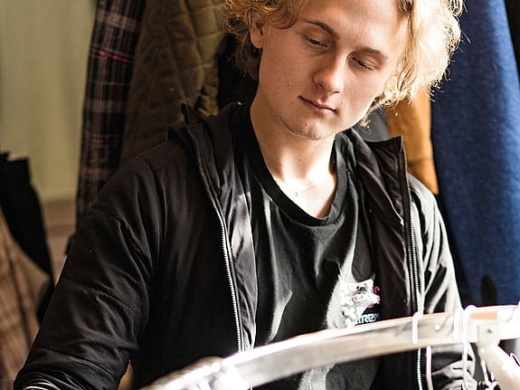 Två-volontärer-som-viker-kläder-i-second-hand-butiken-i-Järpen