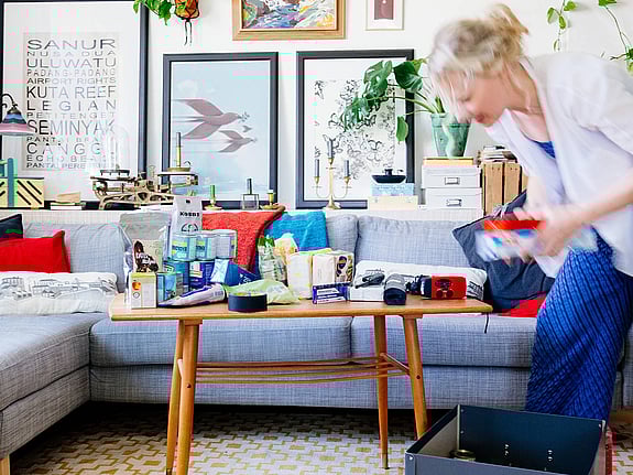 Prepping med mat och annat hemma i ett vardagsrum.