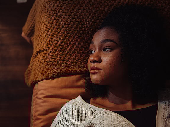 Regnig stadsmiljö, person med paraply