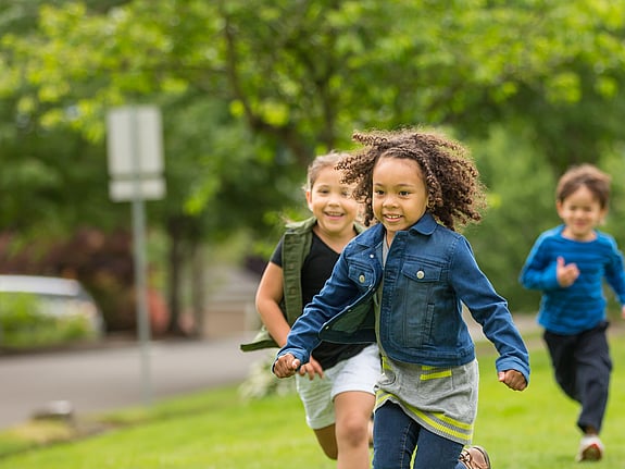 Barn som är ute och leker