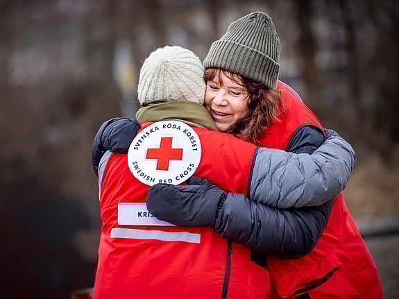 Två krisstödjare som kramas