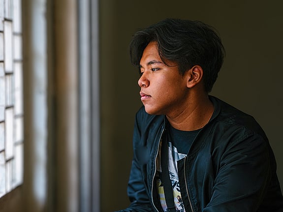 Ungdom kollar ut genom ett fönster