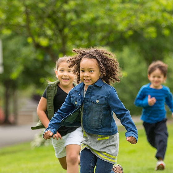 Barn som är ute och leker